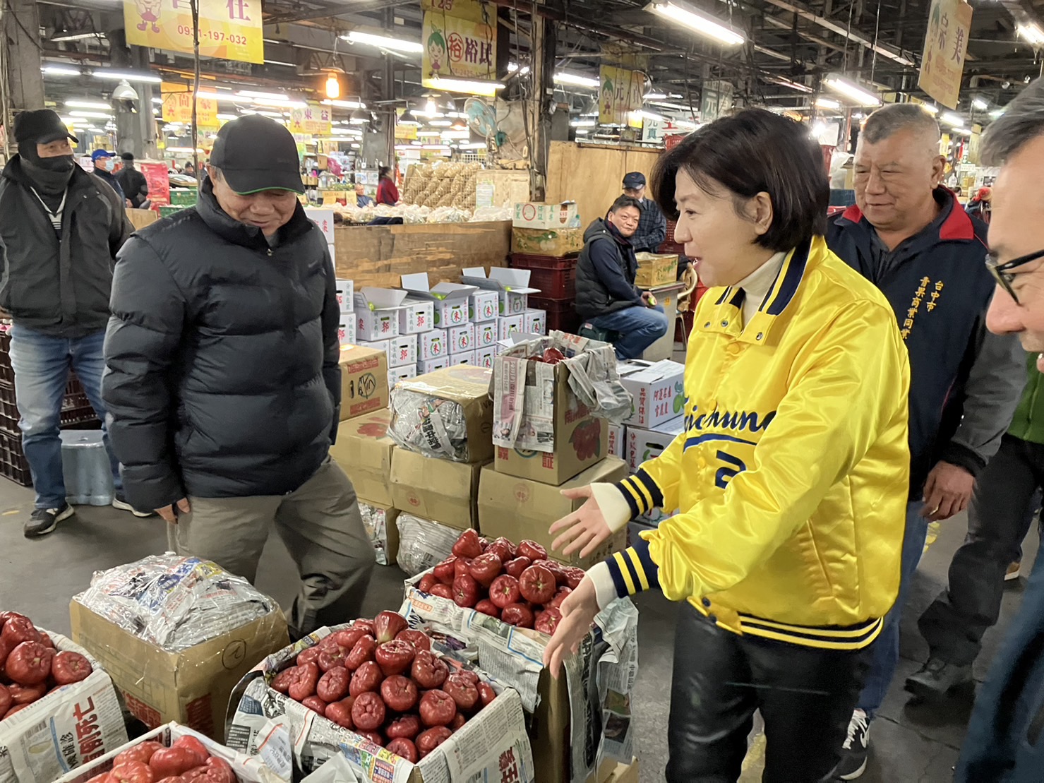 王副市長春節前視察魚市場、果菜市場 祝市民萬事興「龍」