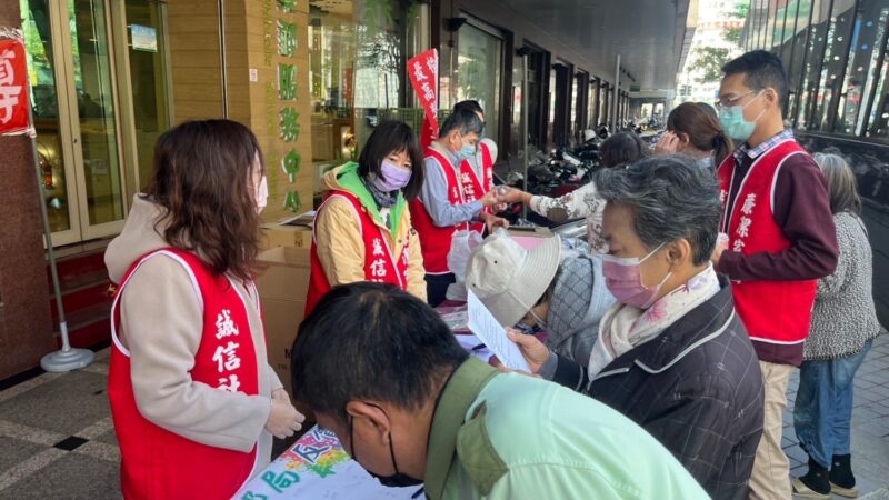 高雄郵局舉辦「郵愛永續 社會共好，新春揮毫贈春聯」活動　民眾排隊索取春聯墨寶