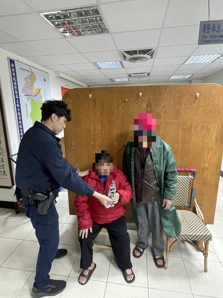 員警到達現場發現熱心民眾陪同婦人坐在椅子上