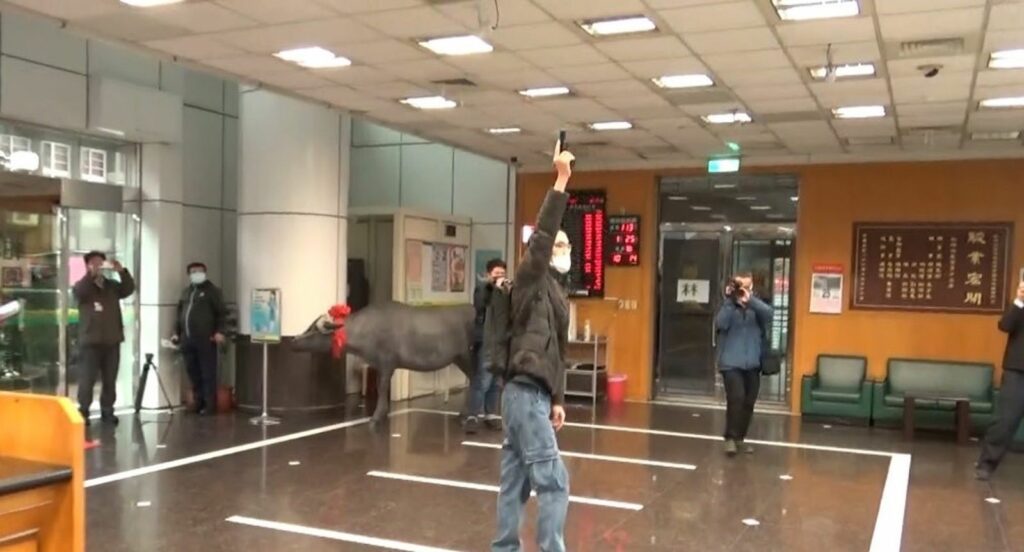 員警假扮搶匪手持槍械進入農會內行搶後逃逸
