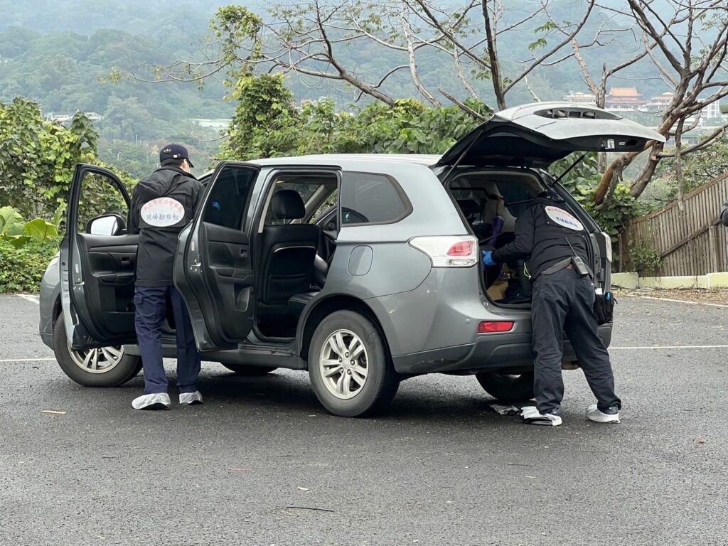 透過偵查隊長的心戰喊話及警方的強大火力,歹徒終於放棄抵抗棄械投降