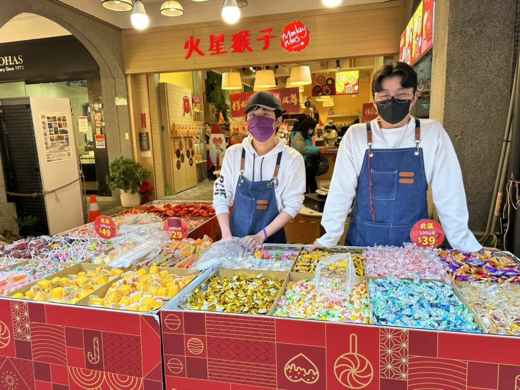 迪化街乾貨商圈,張燈結綵,店家摩拳擦掌,店員叫賣聲此起彼落,客人大掃貨