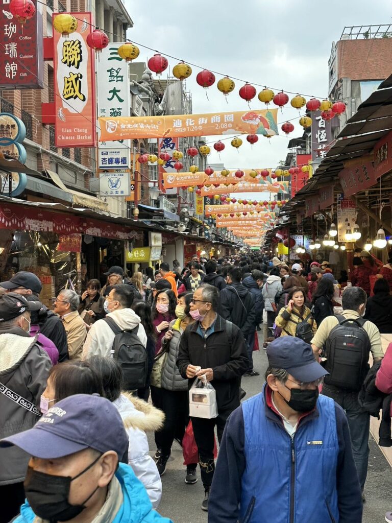 迪化街乾貨商圈,張燈結綵,店家摩拳擦掌,店員叫賣聲此起彼落,客人大掃貨