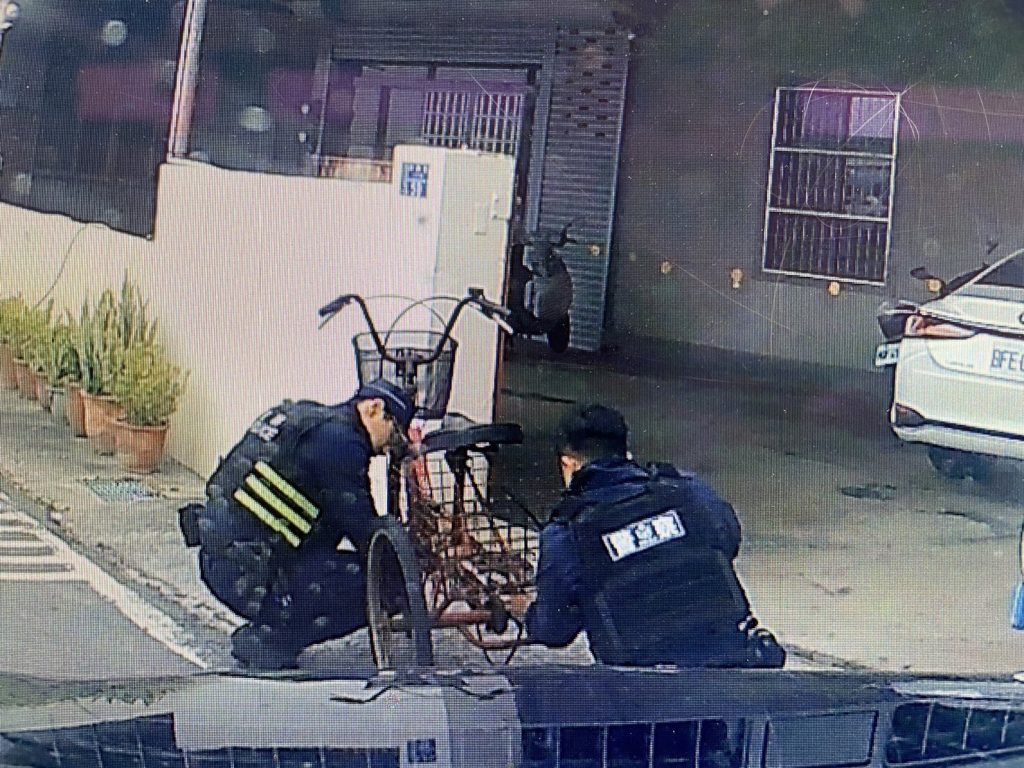 老婦騎著三輪腳踏車壓馬路    頭份警積極協助返家 