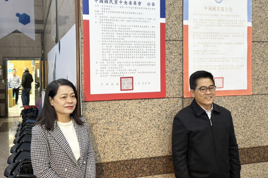 柯文哲邀藍綠正副院長候選人溝通 黃健庭:藍黨團堅守二原則 224 黃健庭與宇甄26日在中央黨部共同張貼第21屆第2任中常委選舉事項之公告。