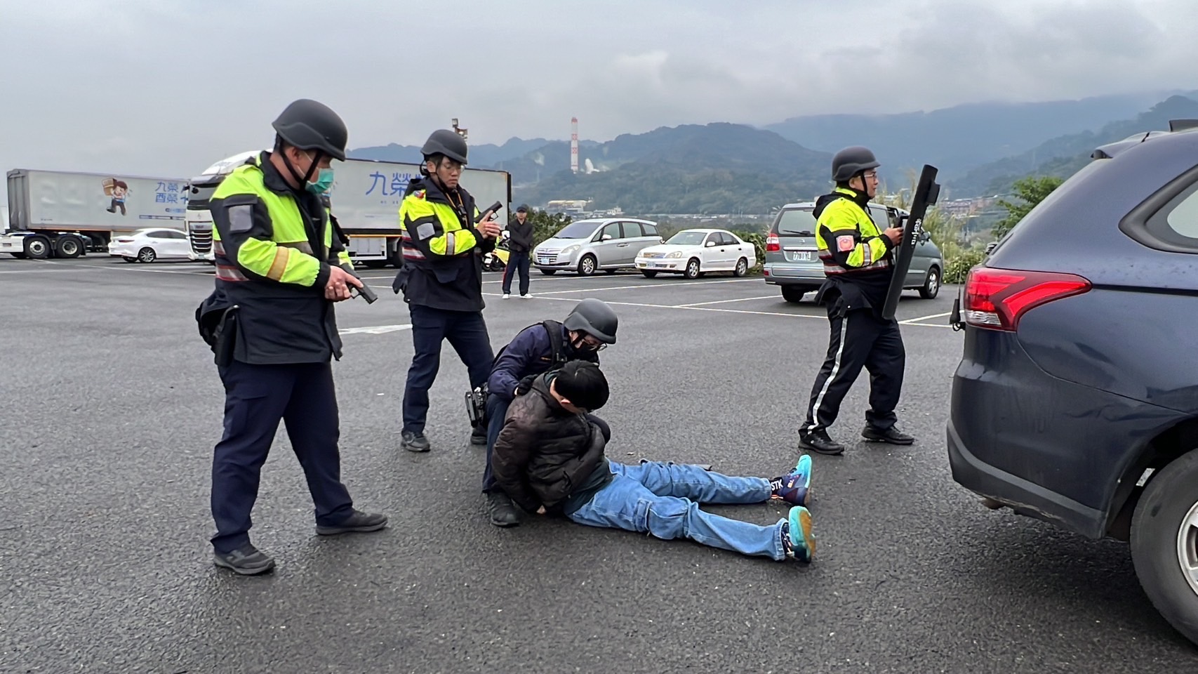 樹林分局與農會柑園分部舉行113年度攔截圍捕暨特警隊實警演練。(記者張艷君翻攝)