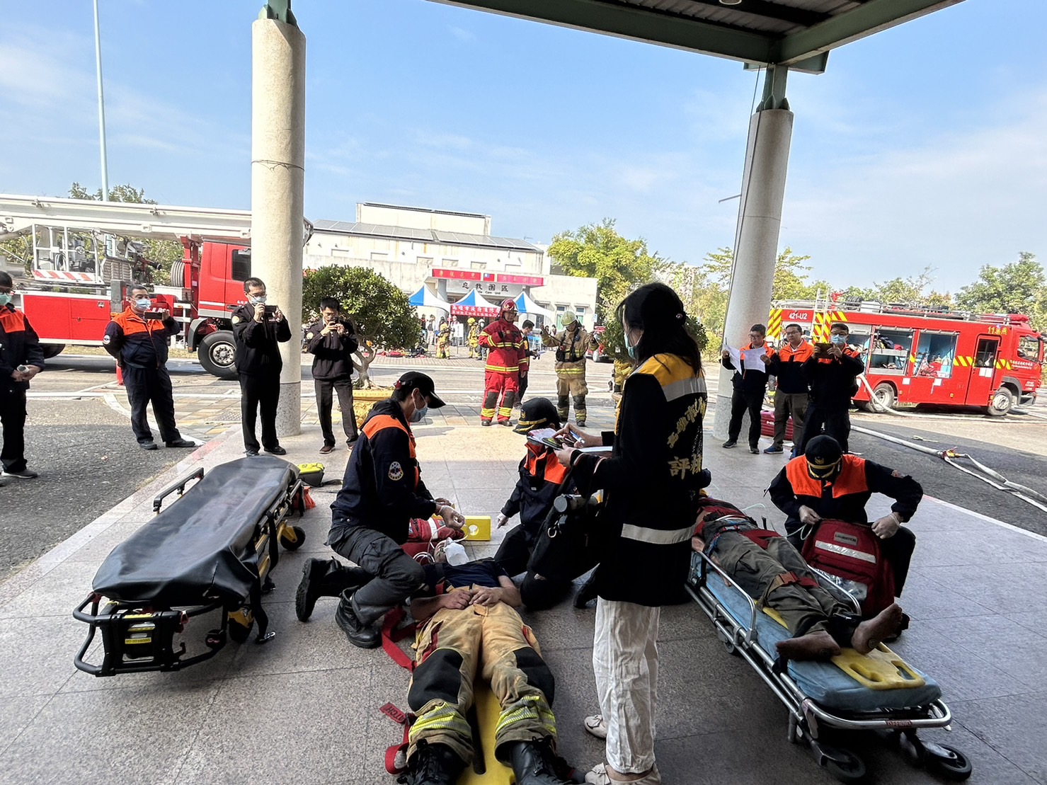 救出傷患救護處置。〈圖/記者蔡宗武翻攝〉