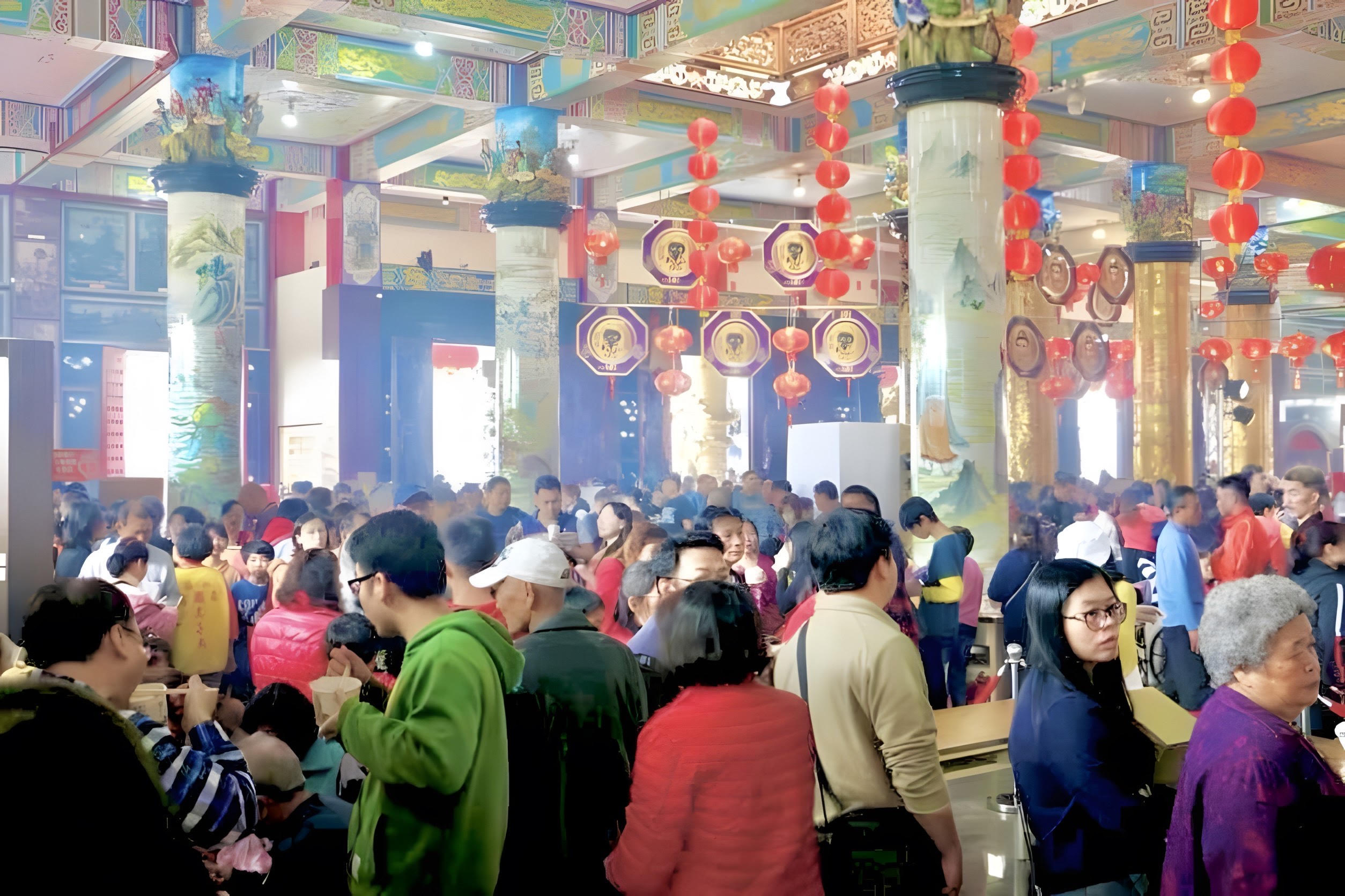 護國宮推出點燈組合,每年總是人聲鼎沸、熱鬧滾滾。(圖/桃園護國宮提供)