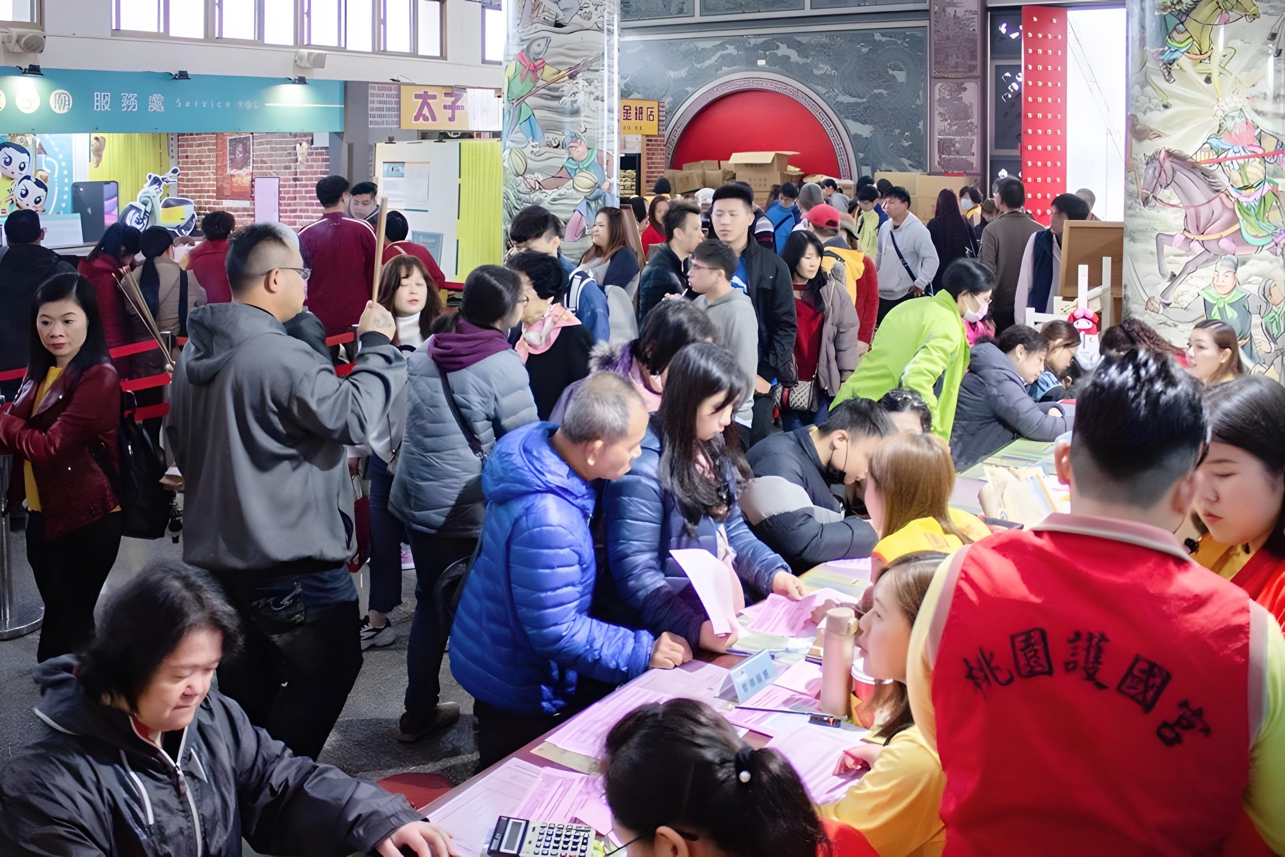 許多人在歲末年初之際,都會選擇到廟裡點燈,祈求來年的平安順遂。(圖/桃園護國宮提供)
