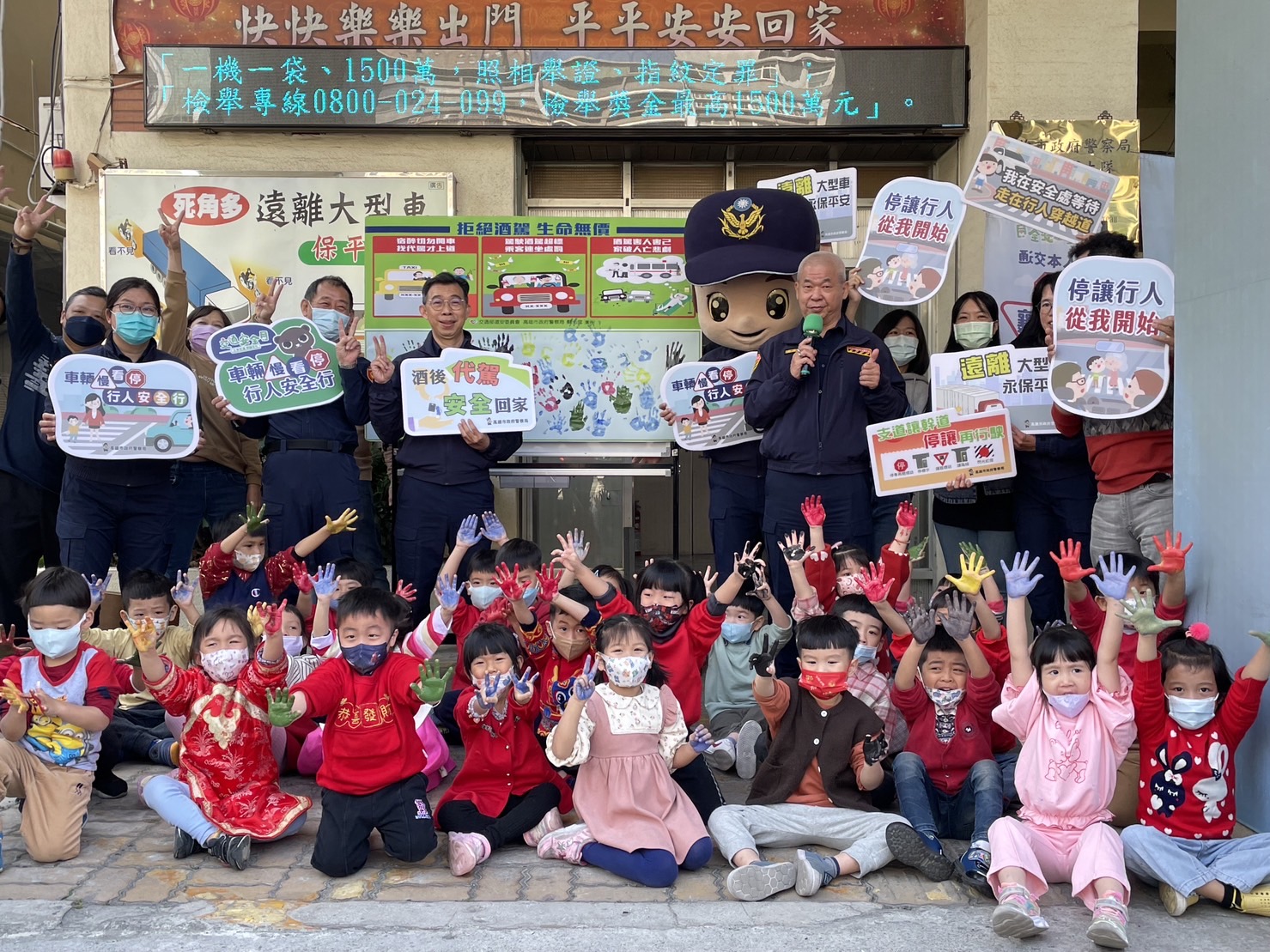 萌童進攻向交通波麗士拜年 寓教於樂 交通小尖兵正式成軍。〈圖／翻攝畫面〉