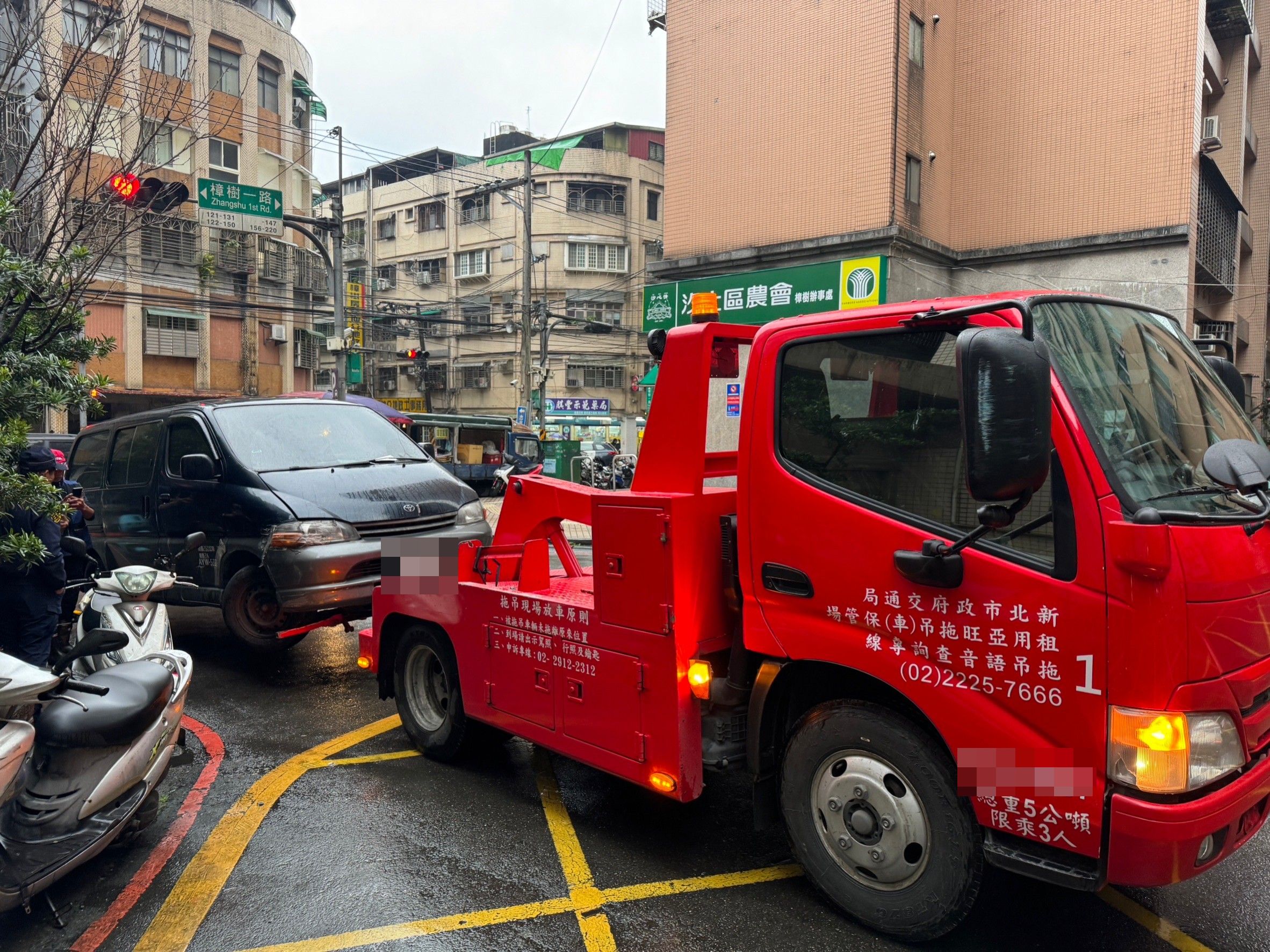 張姓司機駕駛的民間拖吊車拖吊失竊車輛，發生擦撞車禍。(圖／警汐止分局提供)