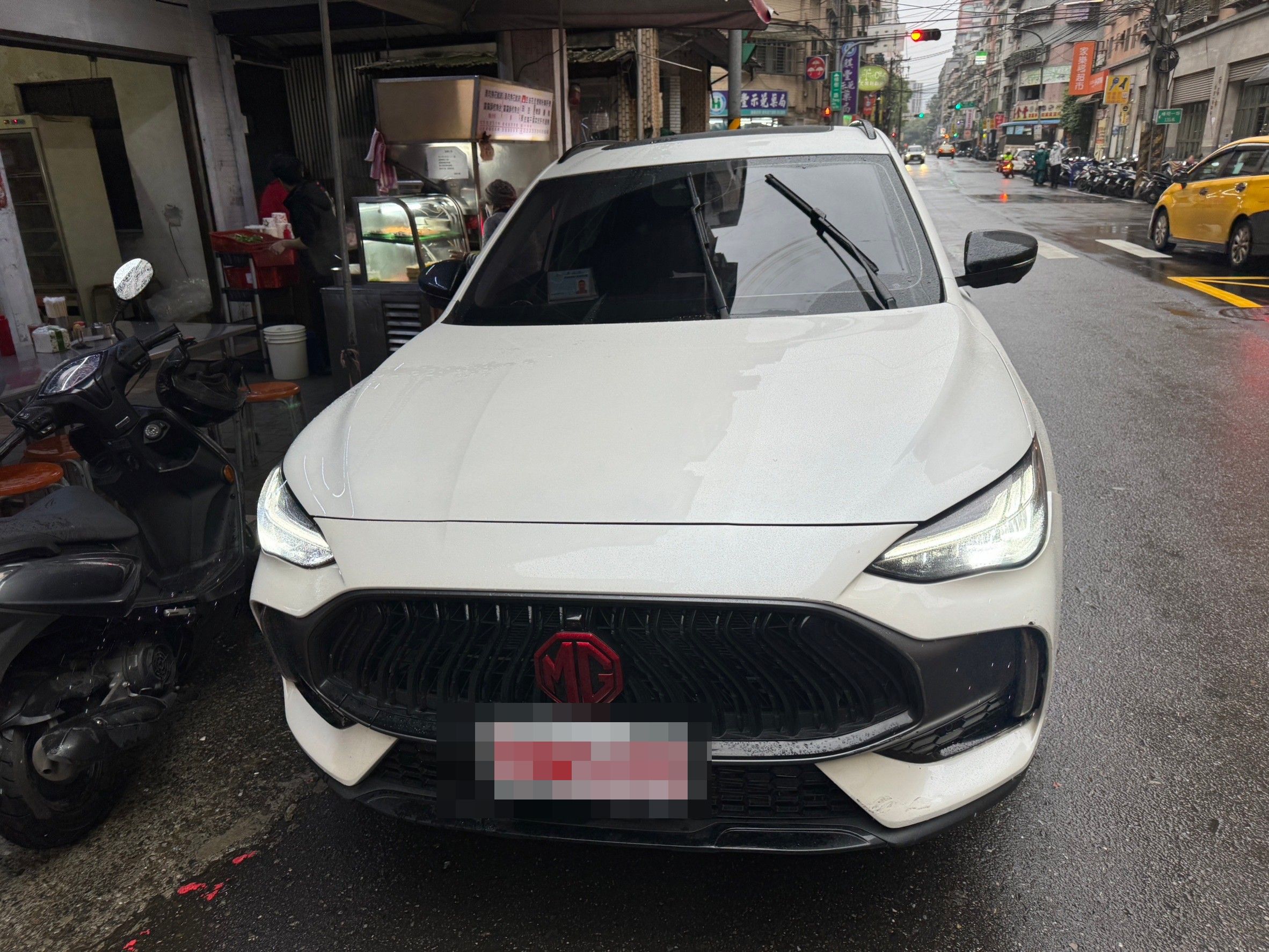 遭拖吊車擦撞的Uber計程車。(圖／警汐止分局提供)