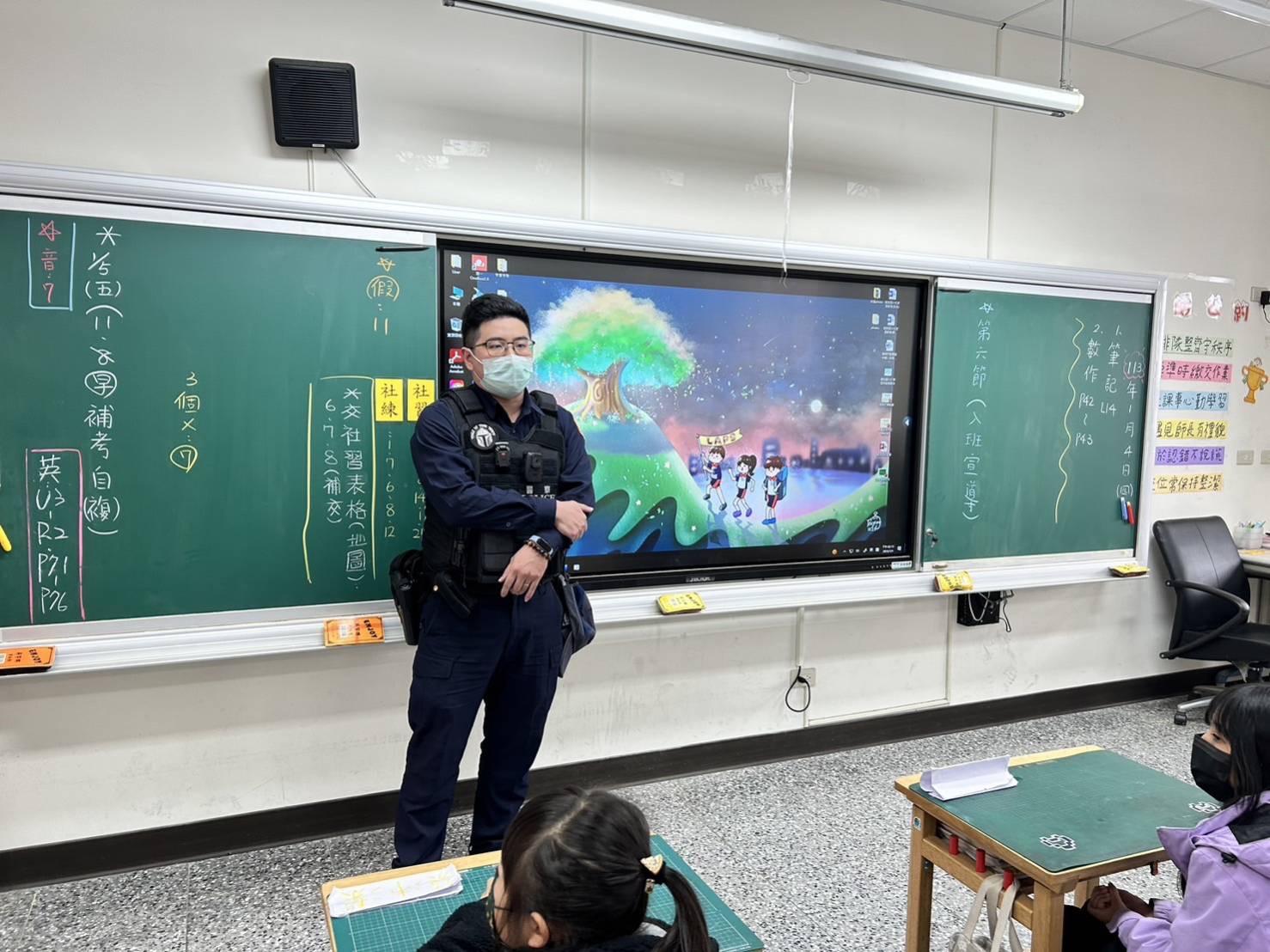 蘆竹警分局前往轄內國小作預防犯罪宣導。（記者徐煜勝翻攝）