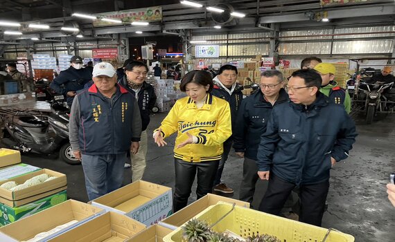 視察春節前魚貨、蔬果供銷    副市長王育敏祝市民萬事興「龍」