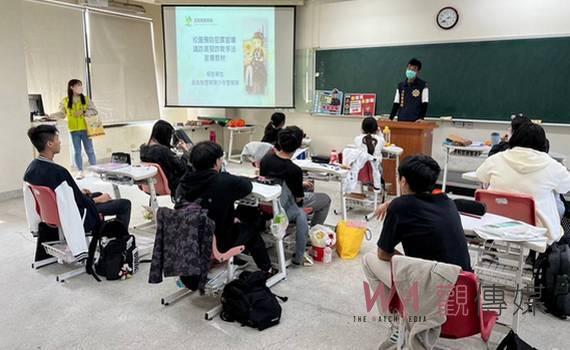 嘉義縣警局落實學子反詐認知 宣導反詐騙圖畫冊入「班」宣導