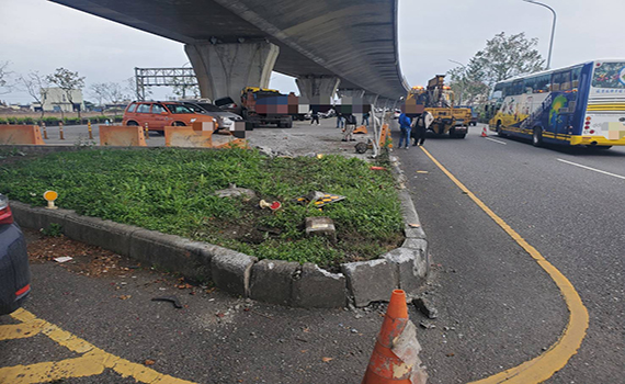 砂石車撞進壯圍共乘停車場 四車遭殃駕駛受皮肉傷