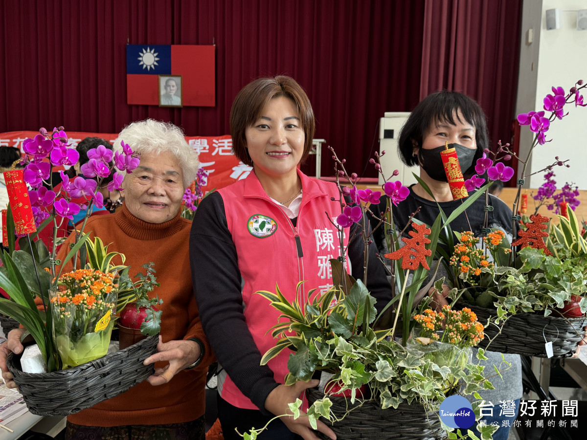 新年將屆增添喜氣 水噹噹關懷協會辦插花活動