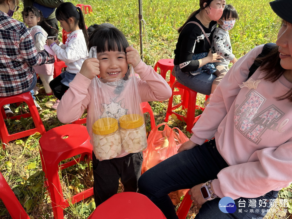 每個家庭還獲贈二罐醃製好的美味蘿葡。(記者扶小萍攝)