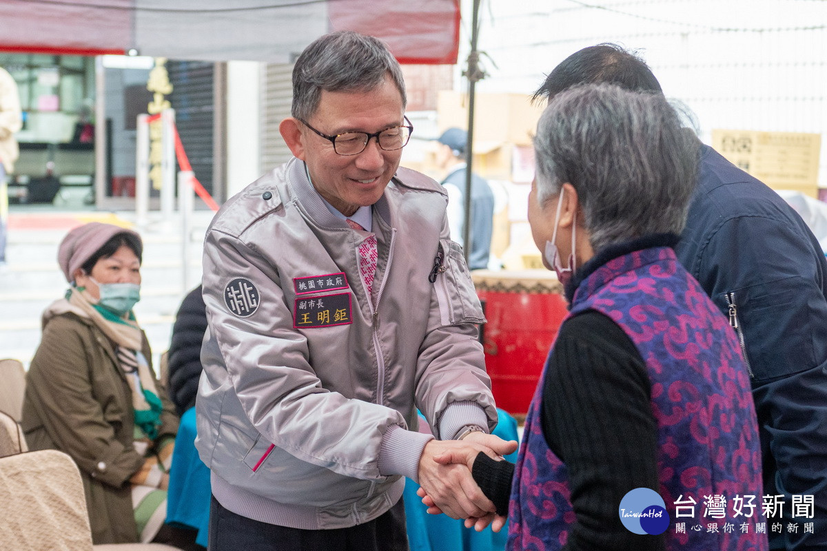 桃園市副市長王明鉅出席龜山區農民節表彰大會,向農民朋友們致意。