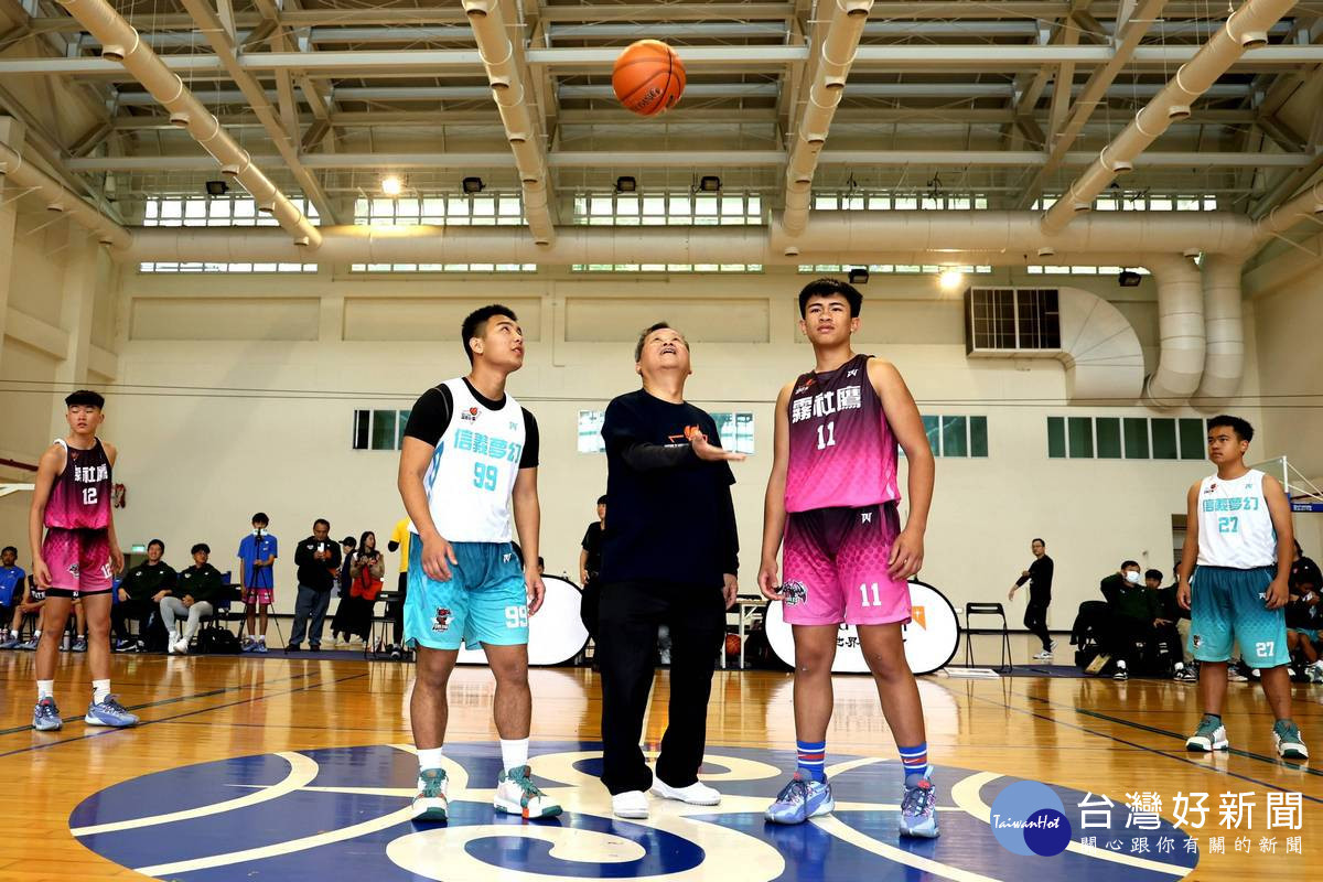 台灣世界展望會「籃海計畫」中彰四隊兒少暨大較勁尬球,王副縣長主持開球。(圖/南投縣府提供)