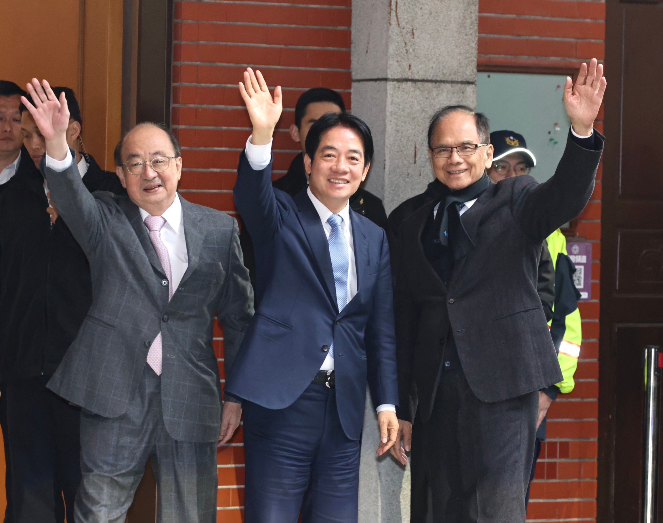 民進黨團總召柯建銘(左)26日公布7張表格,列舉民進黨30年來主導推動的國會改革法案。資料照片/林啟弘攝