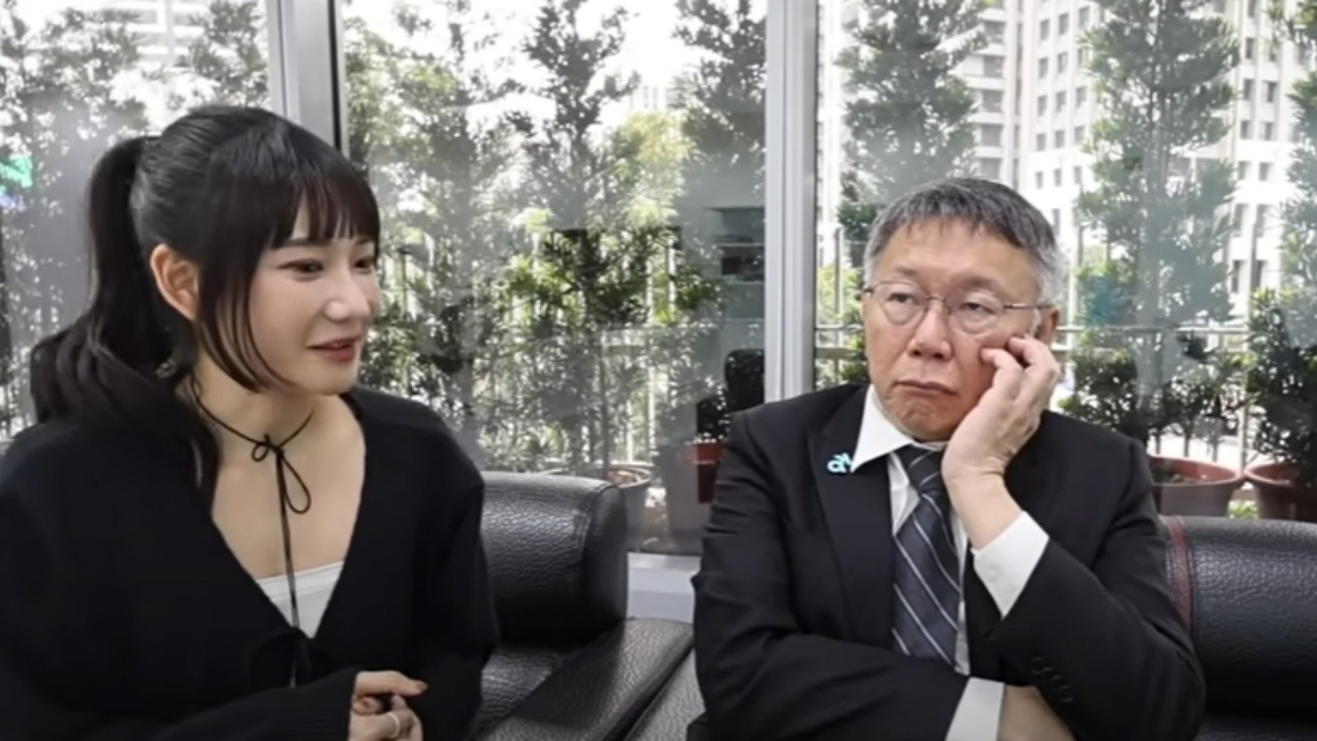 愛莉莎莎(左)在總統大選期間挺民眾黨候選人柯文哲(右)。翻攝愛莉莎莎YT頻道。