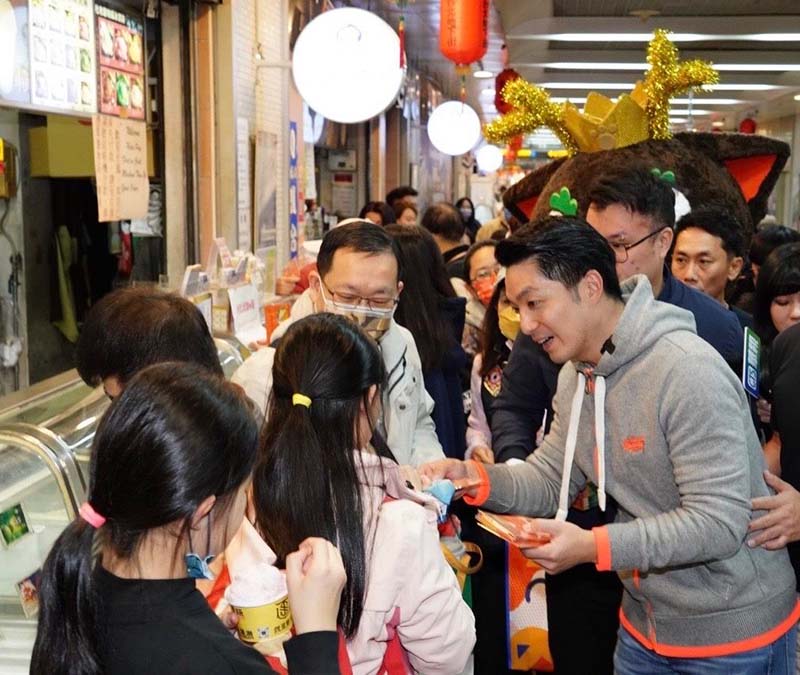 蔣萬安後華地商圈年貨大街走街。圖/臺北市政府