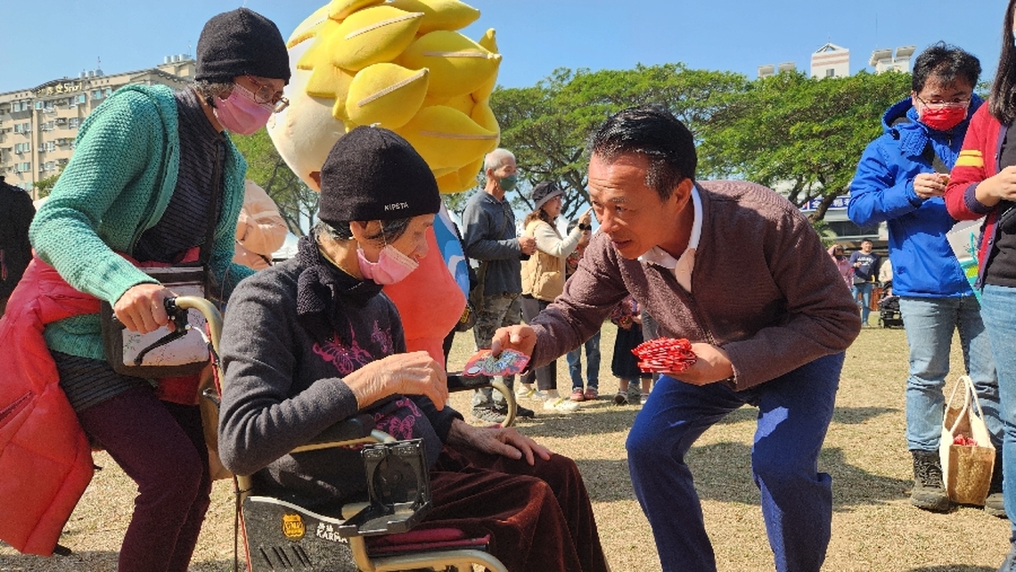 2024嘉有好市集年貨大街 龍總來「嘉」過新年 民眾開心領龍年紅包