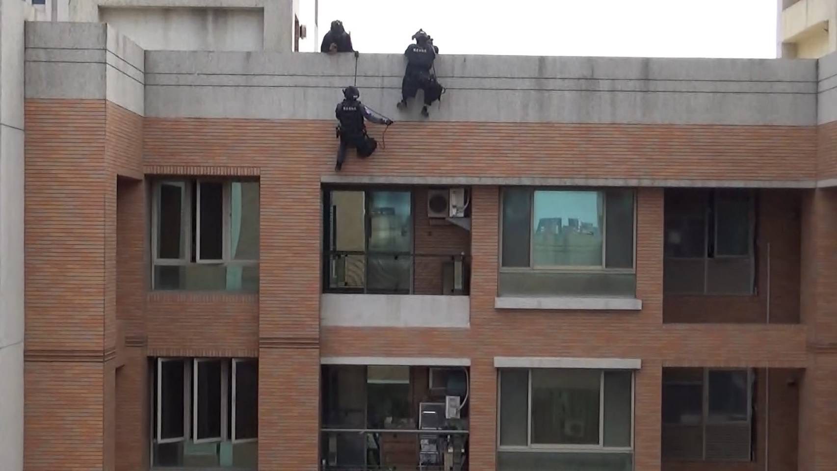 ▲警方空降高雄大樓破詐騙機房(圖東港警提供)