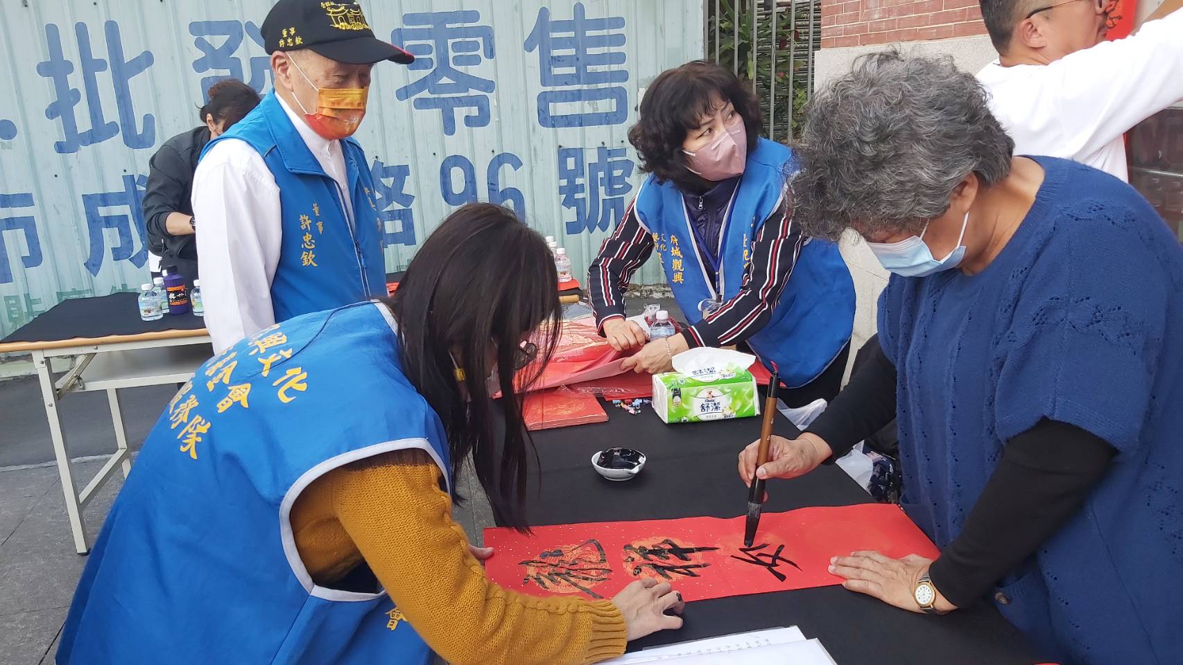 ▲法大師現場揮毫贈送春聯，排隊信眾相當踴躍。（圖／記者陳彥霖攝2024.01.27）
