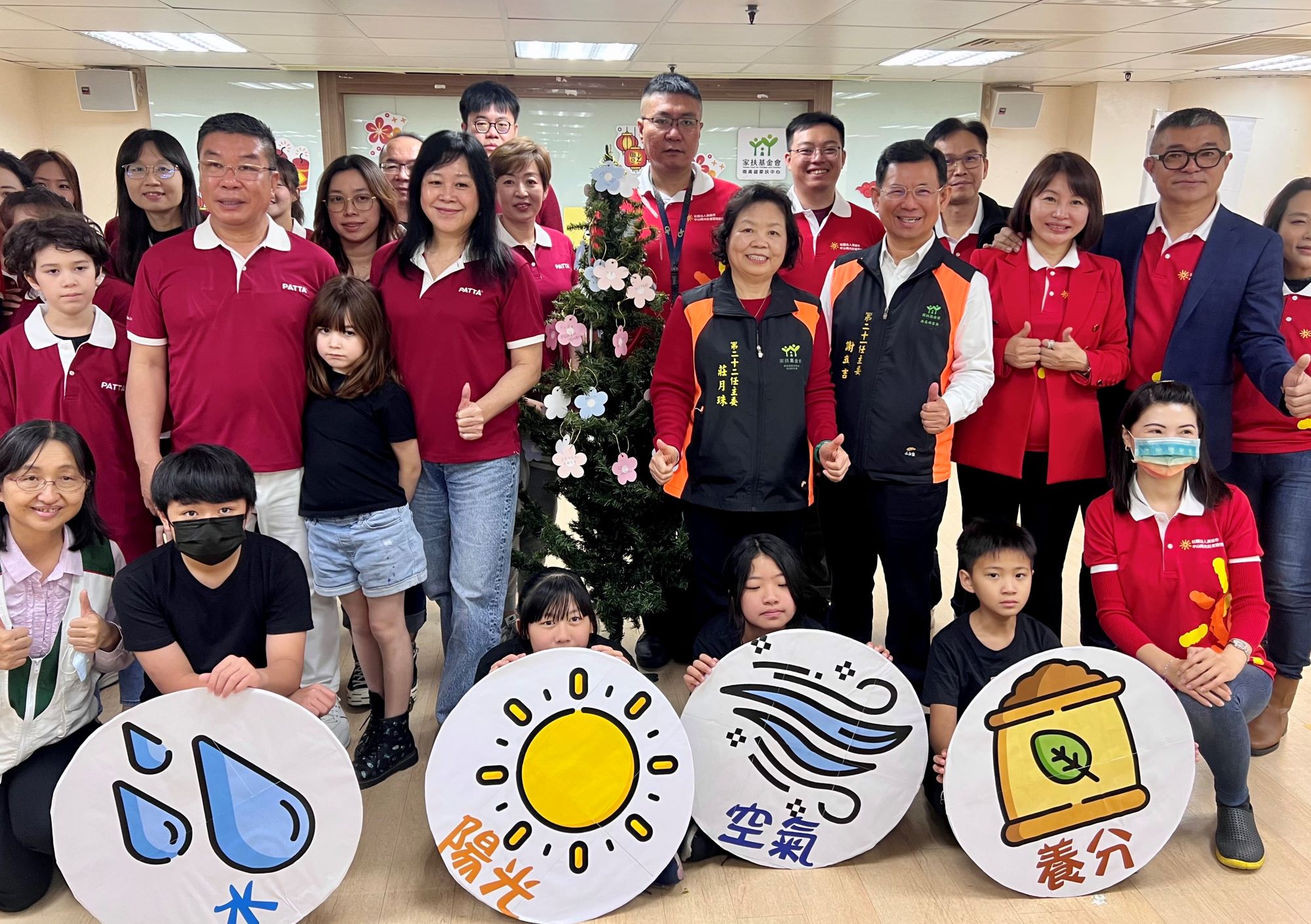 ▲中山陽光社會關懷協會攜手鋐昇實業公司捐贈百萬圓夢助學金嘉惠家扶學子。（記者程啟峰攝）