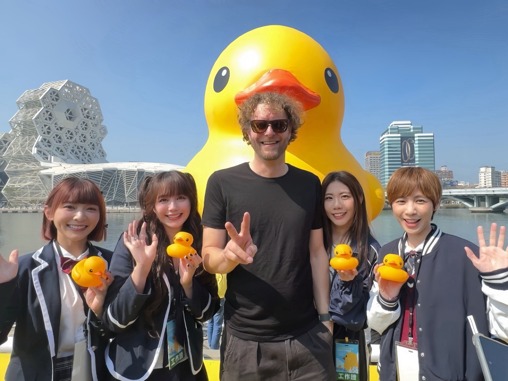 ▲BOOM！怪物星人與荷蘭藝術家霍夫曼合照留念。(圖片提供：怪物星人IG)