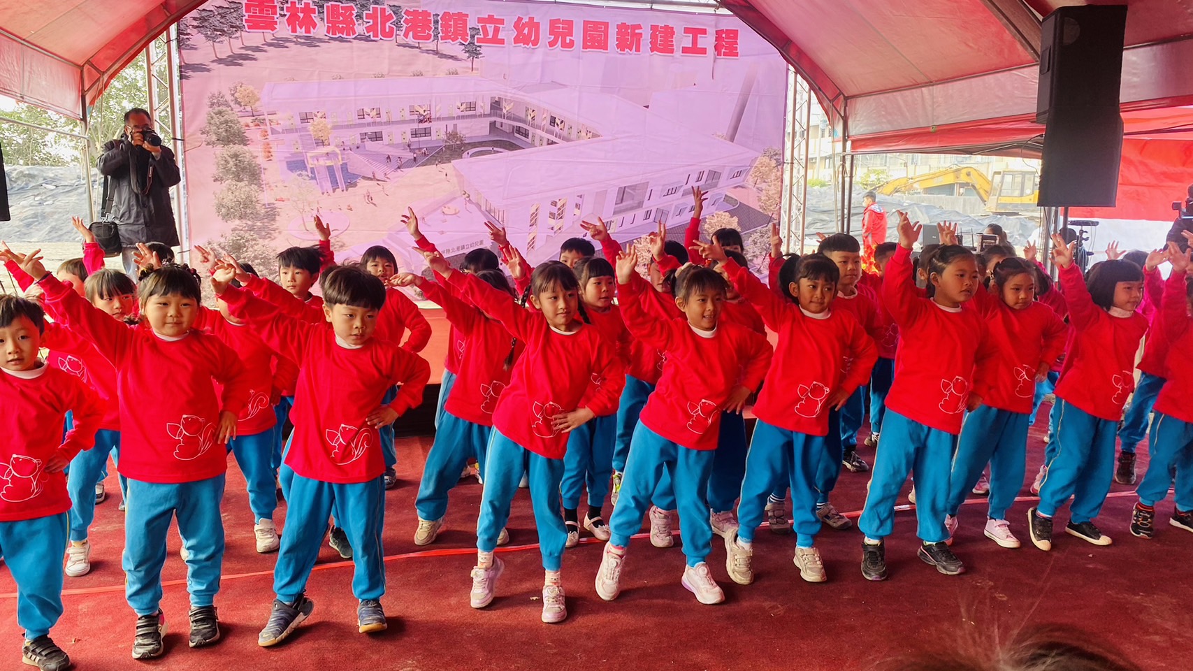 ▲動土奠基典禮由太鼓、祥獅獻瑞拉開序幕，北港鎮立幼兒園小朋友也帶來歡樂感恩舞蹈炒熱現場歡慶氣氛。(記者陳雅琪拍攝)
