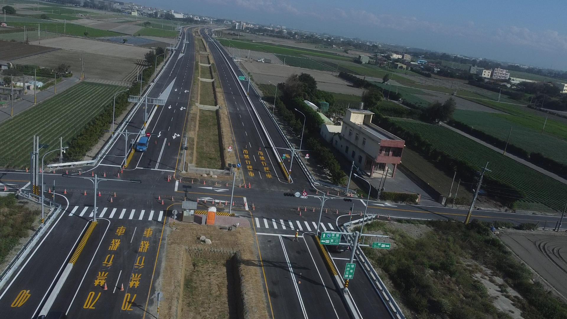 ▲交通部公路局辦理「東西向快速公路台76線台19線以西延伸工程」路段完工，上千鄉親齊聚縣道143與台76線路口，以健行路跑方式歡慶通車。（記者張溎壕攝）