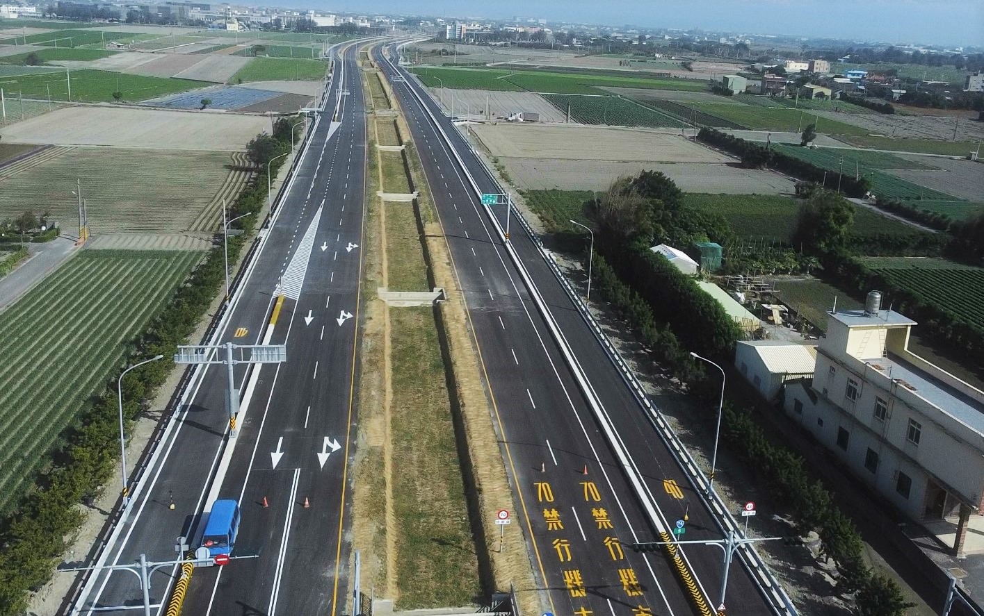 ▲交通部公路局辦理「東西向快速公路台76線台19線以西延伸工程」路段完工，上千鄉親齊聚縣道143與台76線路口，以健行路跑方式歡慶通車。（記者張溎壕攝）