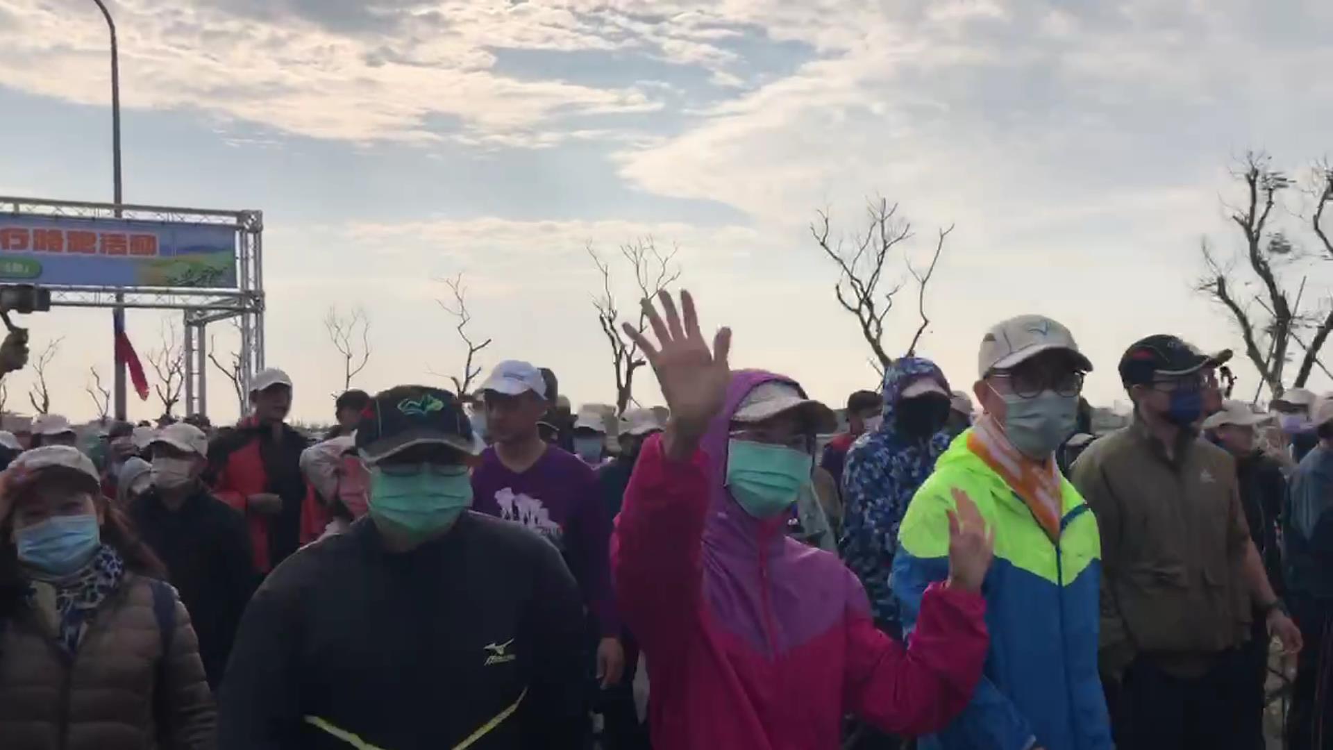 ▲交通部公路局辦理「東西向快速公路台76線台19線以西延伸工程」路段完工，上千鄉親齊聚縣道143與台76線路口，以健行路跑方式歡慶通車。（記者張溎壕攝）