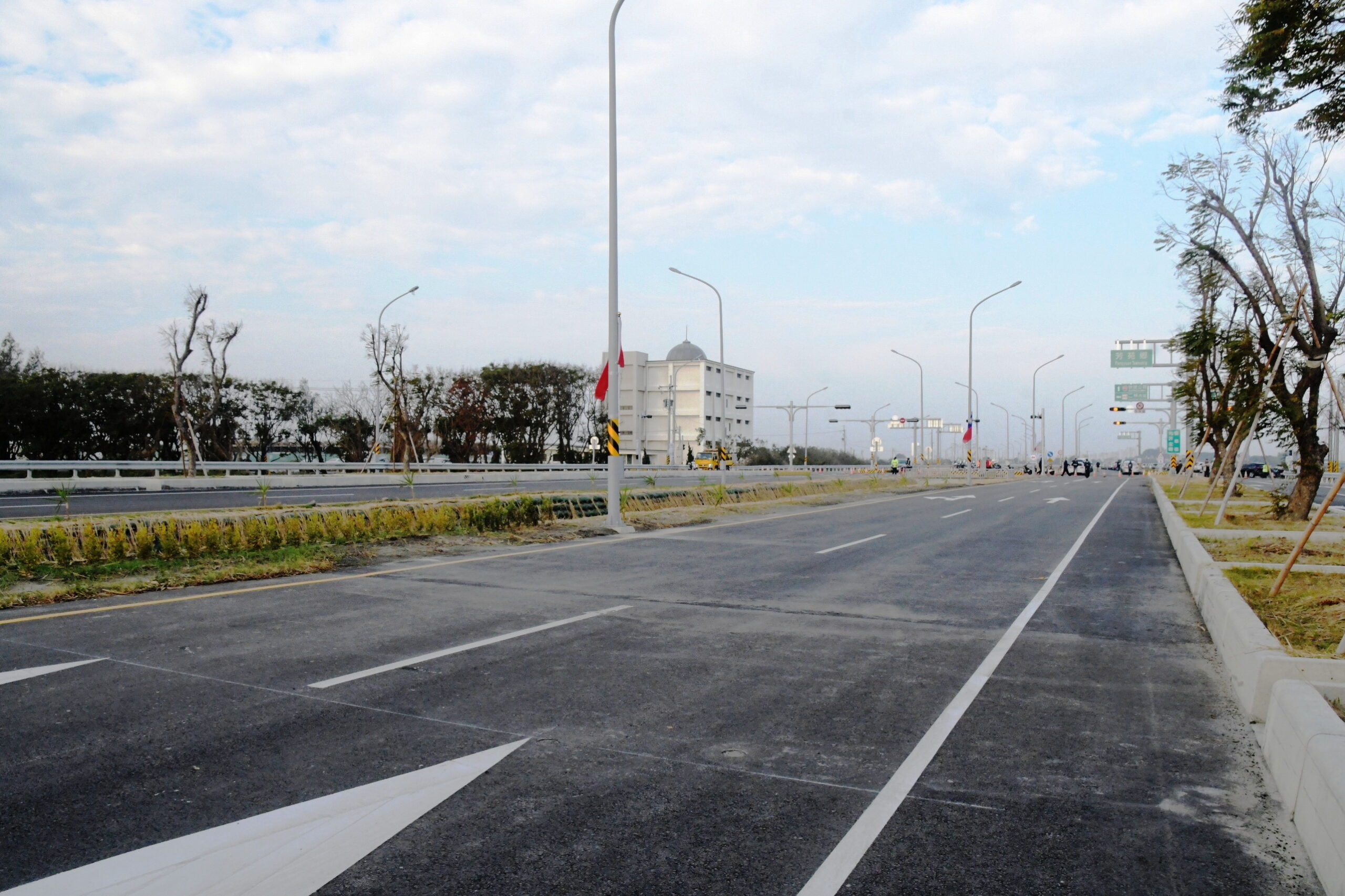 ▲交通部公路局辦理「東西向快速公路台76線台19線以西延伸工程」路段完工，上千鄉親齊聚縣道143與台76線路口，以健行路跑方式歡慶通車。（記者張溎壕攝）