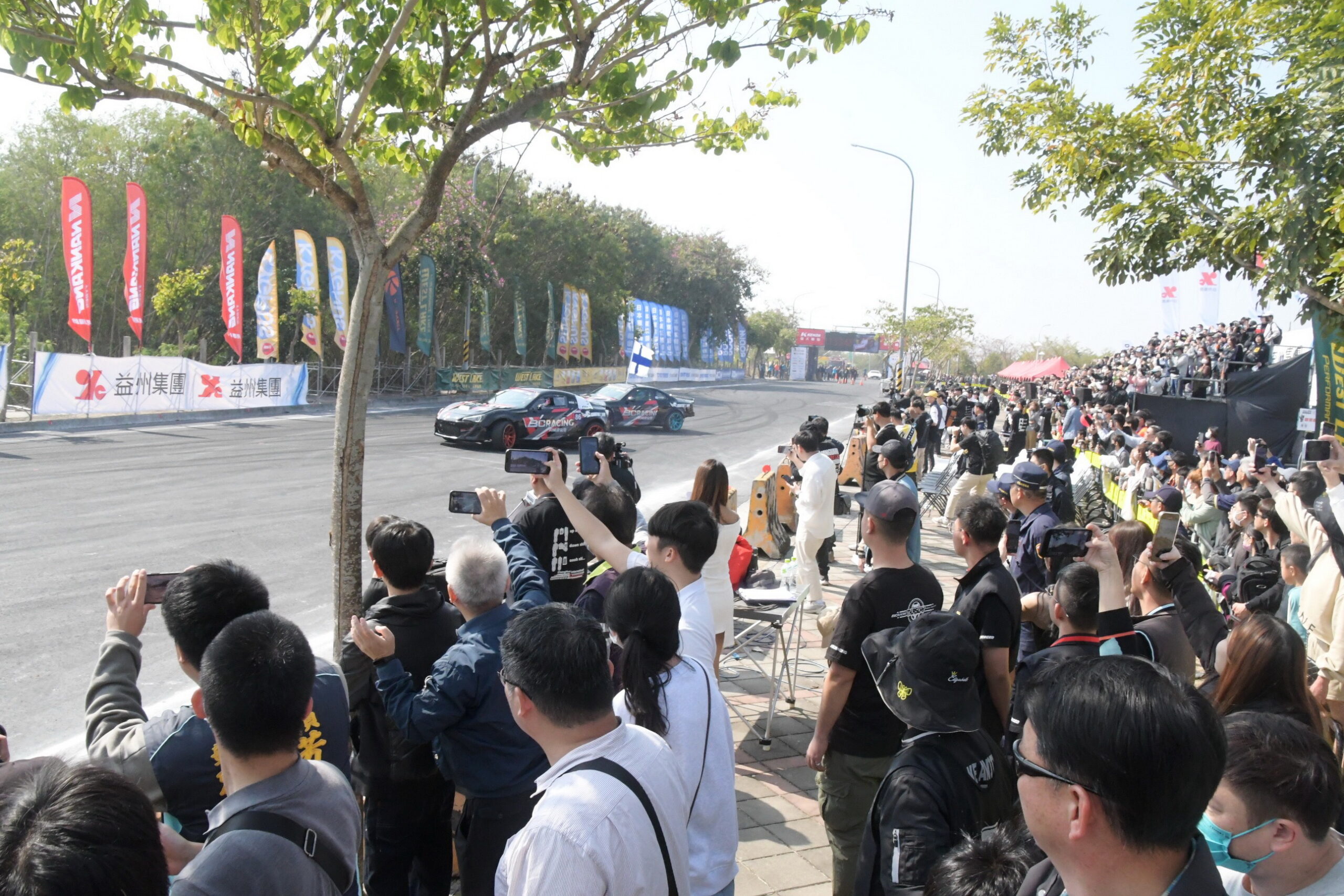 ▲第三屆彰化國際賽車節在彰化高鐵站區登場，賽事輪到封街拉力賽登場，現場不絕於耳的轟隆引擎聲讓車迷大呼過癮。（記者張溎壕攝）