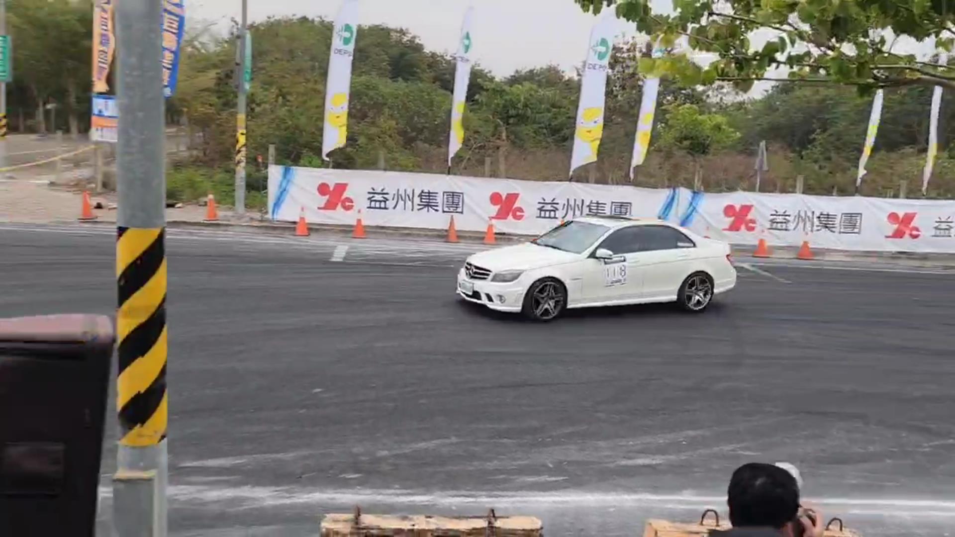 ▲第三屆彰化國際賽車節在彰化高鐵站區登場，賽事輪到封街拉力賽登場，現場不絕於耳的轟隆引擎聲讓車迷大呼過癮。（記者張溎壕攝）