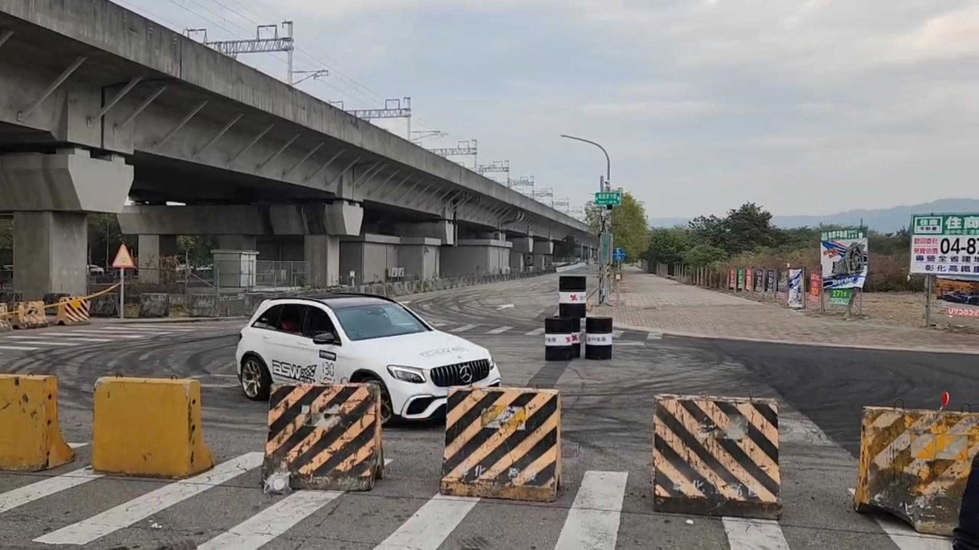 ▲第三屆彰化國際賽車節在彰化高鐵站區登場，賽事輪到封街拉力賽登場，現場不絕於耳的轟隆引擎聲讓車迷大呼過癮。（記者張溎壕攝）
