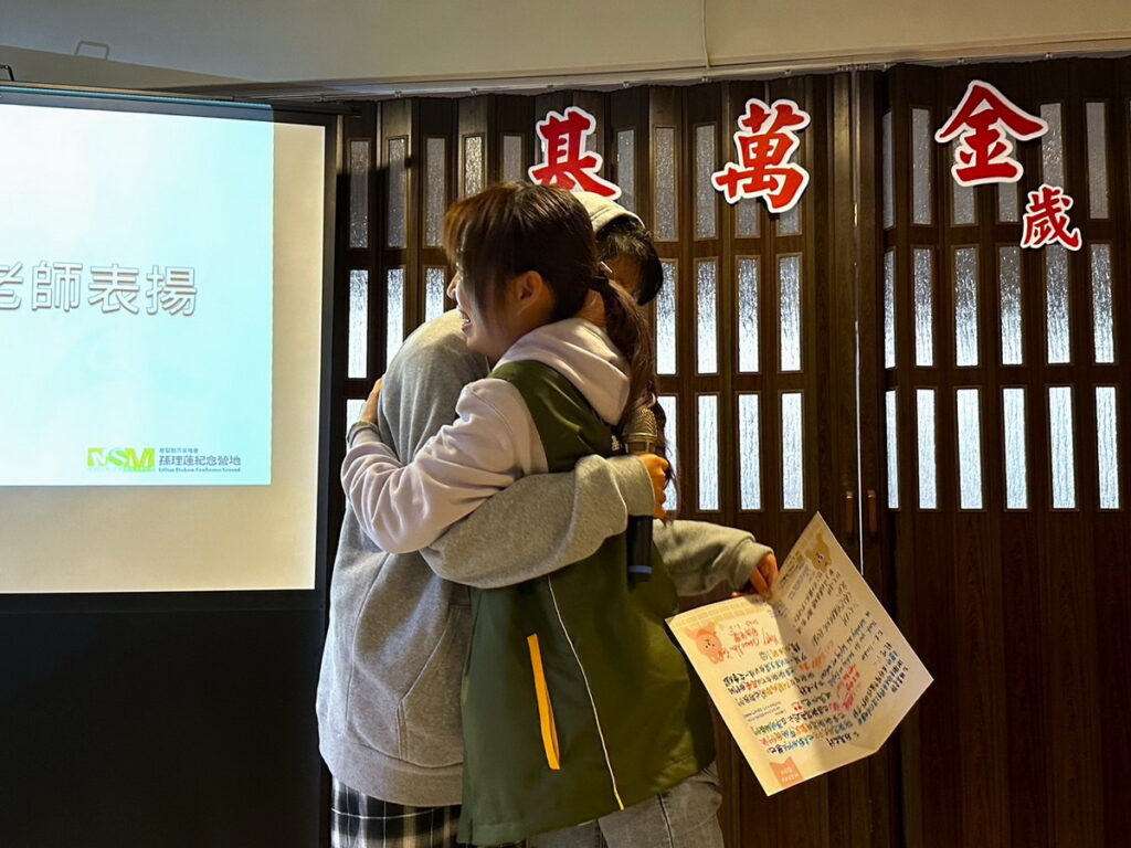 基萬金雙福助人網關懷社區弱勢家庭，孩子送上卡片並擁抱感謝平時照顧的志工
