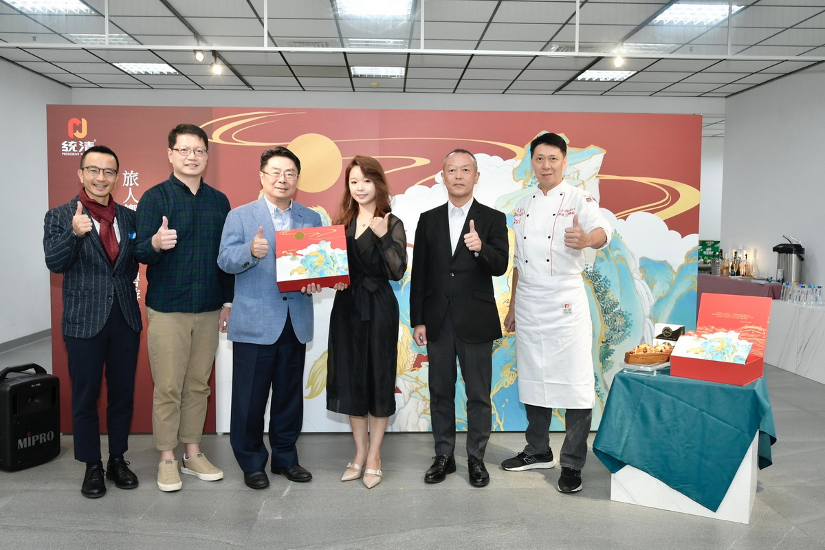 策展人何航順先生、虹韻文創董事長林仁一牧師、統清股份有限公司林政叡總經理、山水藝術家徐妍蓁、日清奧利友集團副總經理近藤 伸隆、統一企業集團烘焙技術總監 文世成師傅。(左至右)