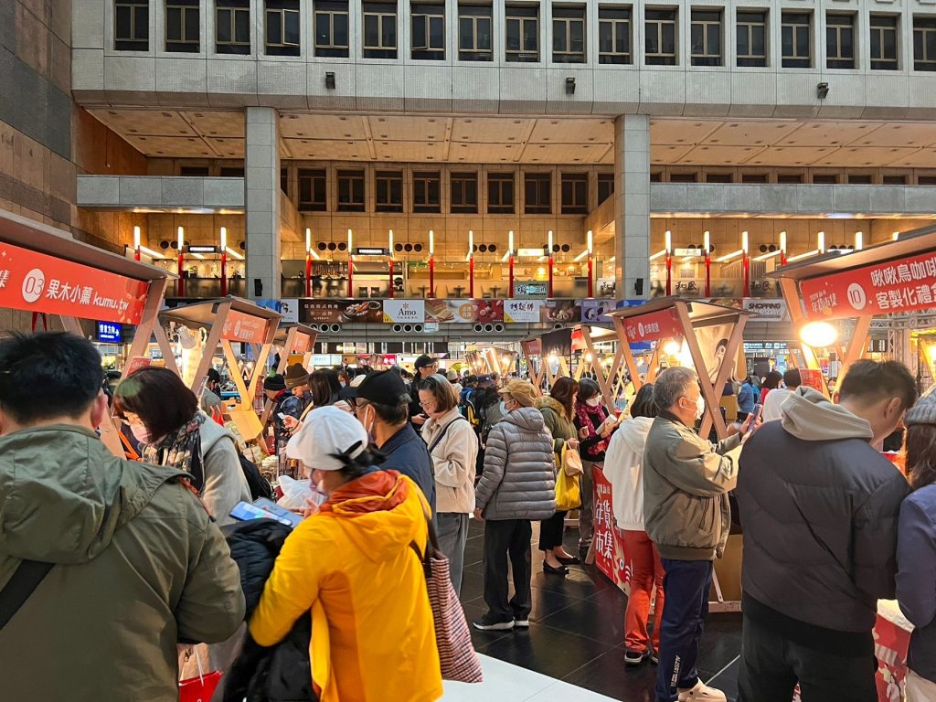 「2024新北年貨市集」攜手包含新北嚴選、商圈及觀光工廠等25間人氣店家,為民眾帶來多項優惠等著大家來消費。(圖/新北市政府提供).