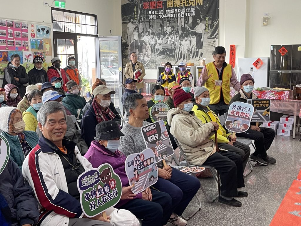寒冬送暖至南庄鄉員林社區老人關懷據點  頭份警配合宣導行人、路口安全