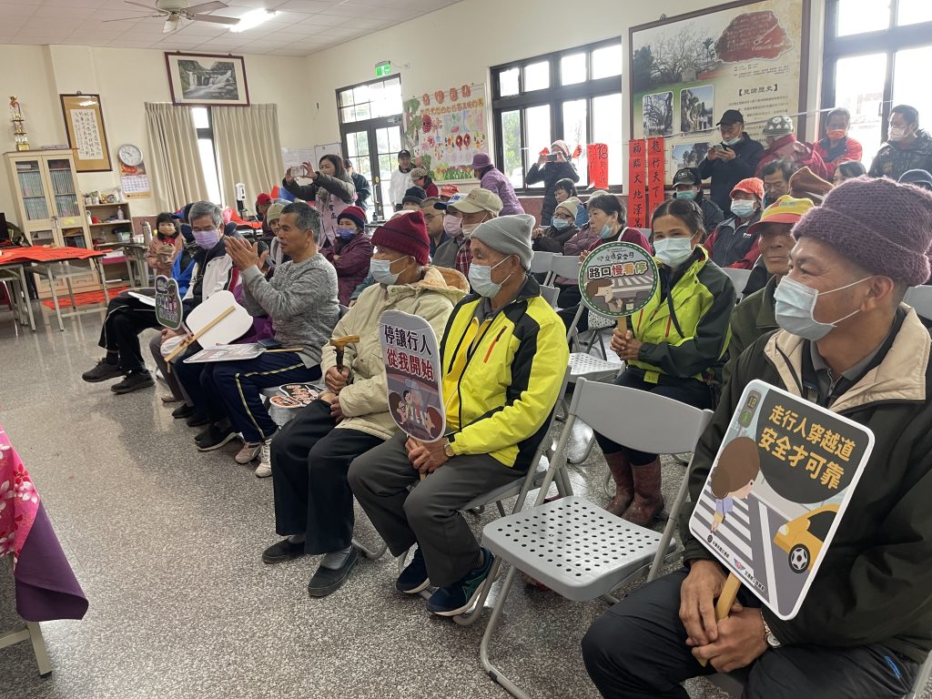 寒冬送暖至南庄鄉員林社區老人關懷據點  頭份警配合宣導行人、路口安全