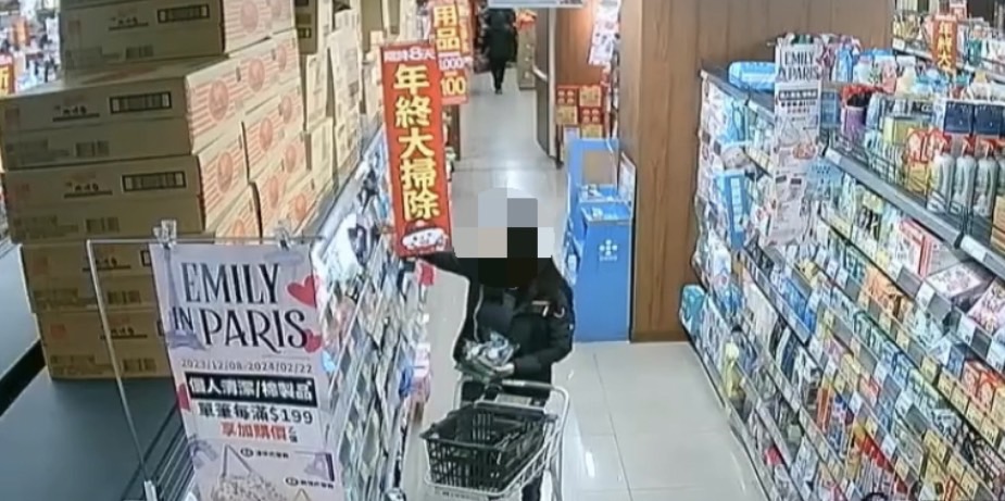 女走出超市警報器狂響 被逮辯稱忘記結帳。〈圖/記者蔡宗武翻攝〉