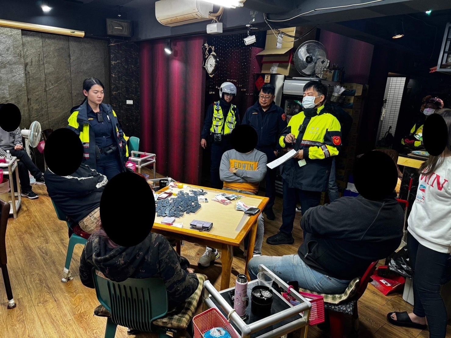 警方擴大臨檢威力掃蕩。(記者宋紹誠翻攝)