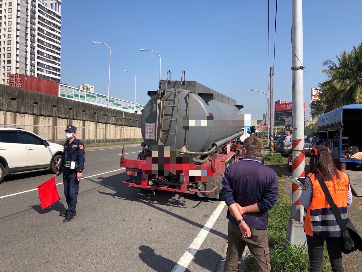為降低大型重車交通事故發生率 高市警交大及各分局這樣做。〈圖/記者蔡宗武翻攝〉