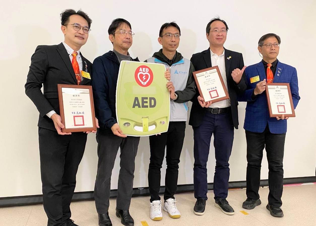 竹市產業發展處副處長洪明仕代表市長高虹安受贈,並回贈感謝狀。(圖/記者林照東翻攝)
