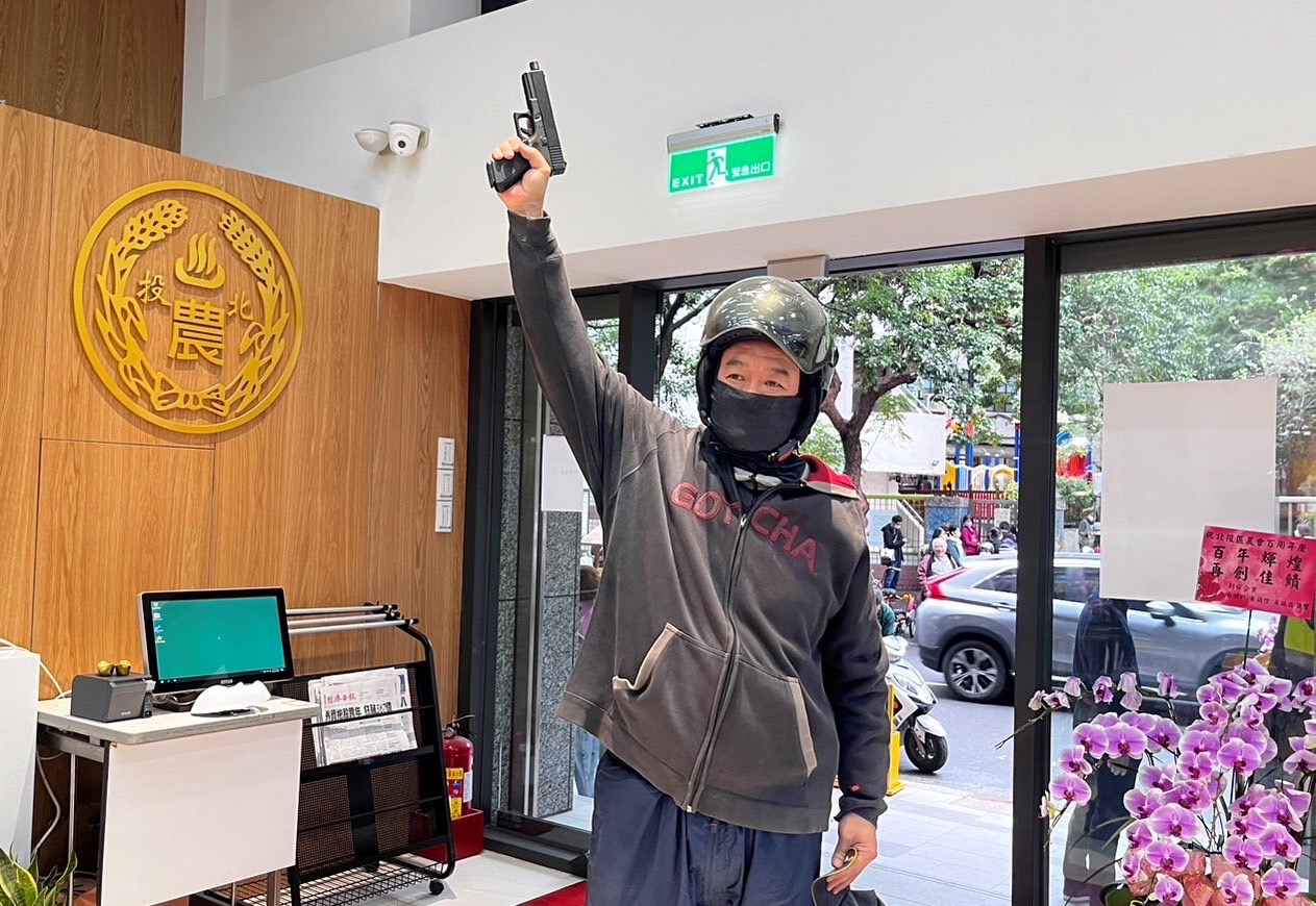 北投分局防搶演練十分逼真,路過民眾不禁驚呼連連。(記者薛秀蓮翻攝)